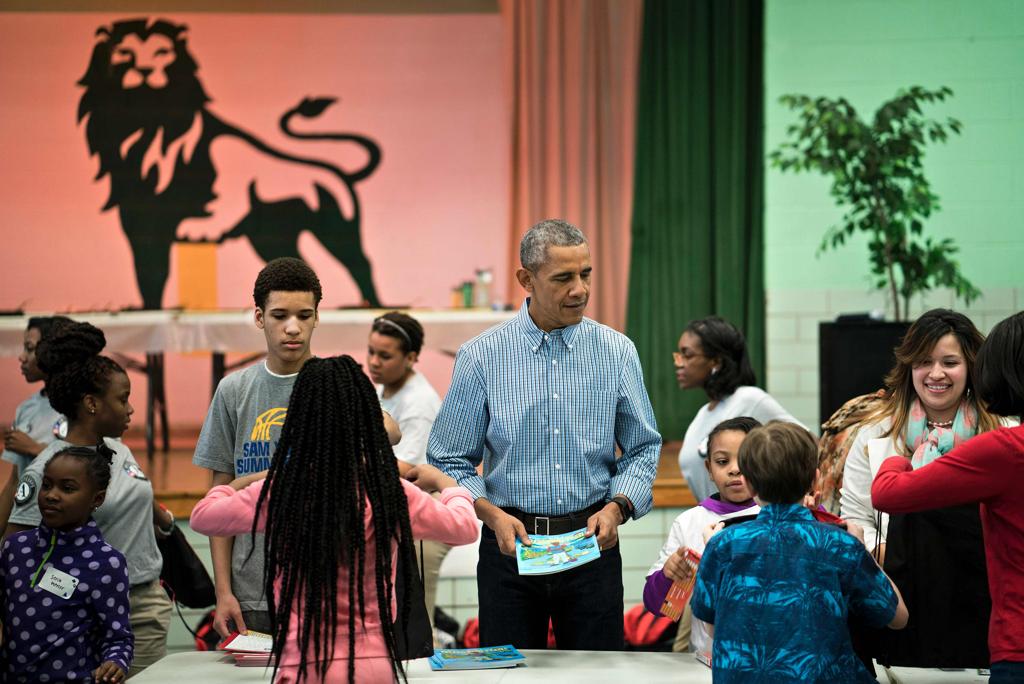 Barack Obama distribui livros em uma escola infantil de Washington, nos Estados Unidos | BRENDAN SMIALOWSKI/AFP
