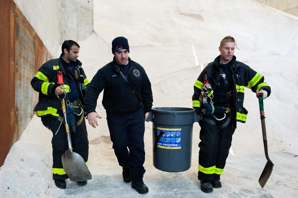 Bombeiros de Nova York preparam um composto de areia e sal capaz de reduzir a neves nas ruas | Bryan Thomas/AFP