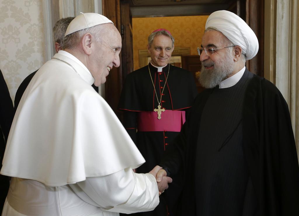 Papa Francisco recebe o presidente iraniano Hassan Rohani na primeira visita à Europa em 17 anos de um chefe de Estado iraniano | ANDREW MEDICHINI/AFP