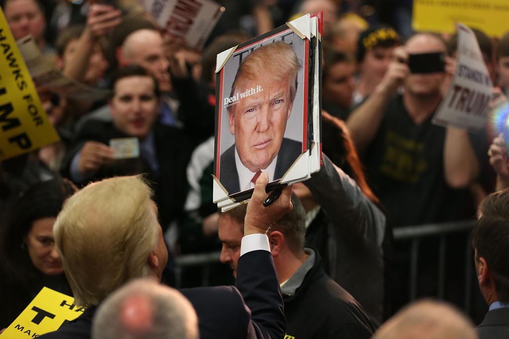Trump distribui suas fotos durante um discurso na Universidade do Iowa | JOE RAEDLE/AFP
