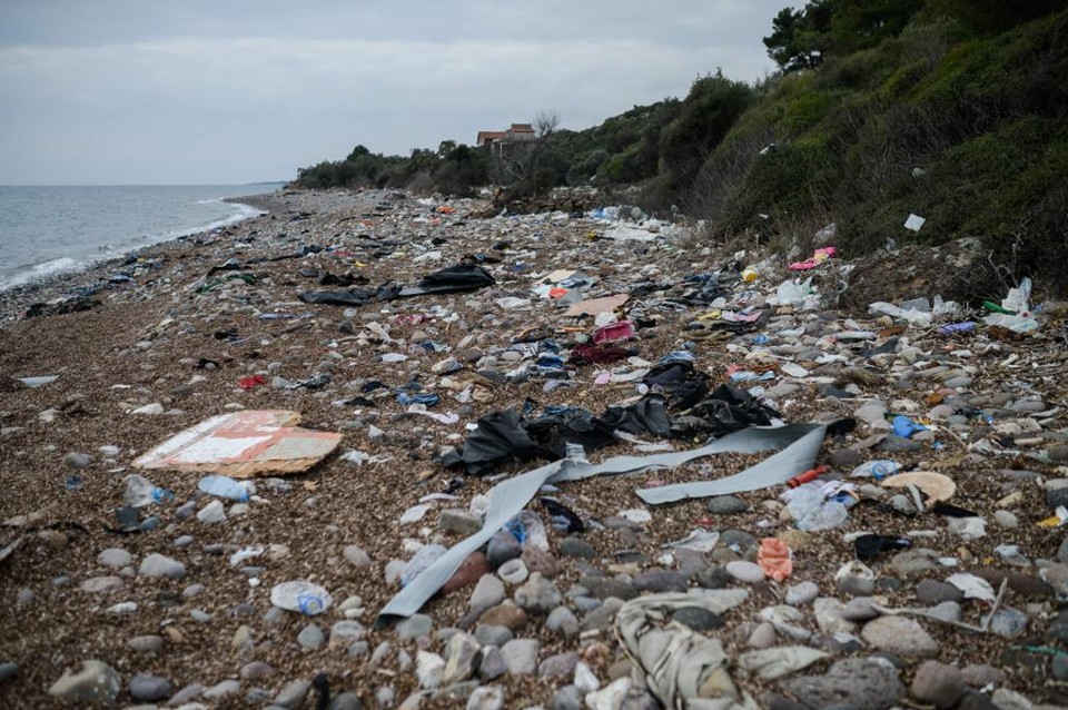 Imagem mostra pertences de refugiados abandonados em praia da Turquia | OZAN KOSE/AFP