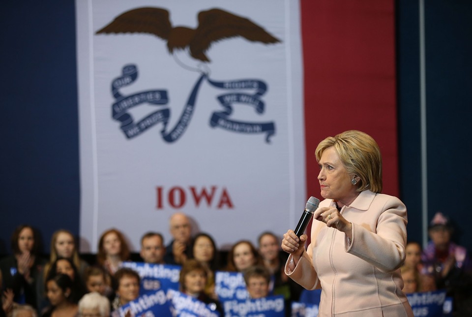 Hillary Clinton discursa em evento no estado de Iowa, o primeiro a realizar primárias na disputa pela indicação do Partido Democrata. | Justin Sullivan/AFP