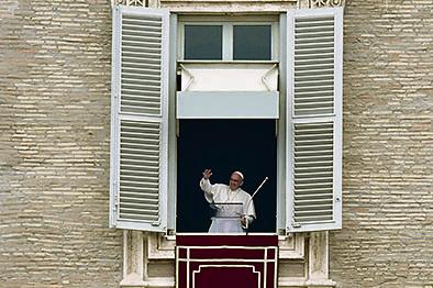 Francisco  aparece na janela  para rezar o primeiro Angelus do ano. | ALBERTO PIZZOLI/AFP