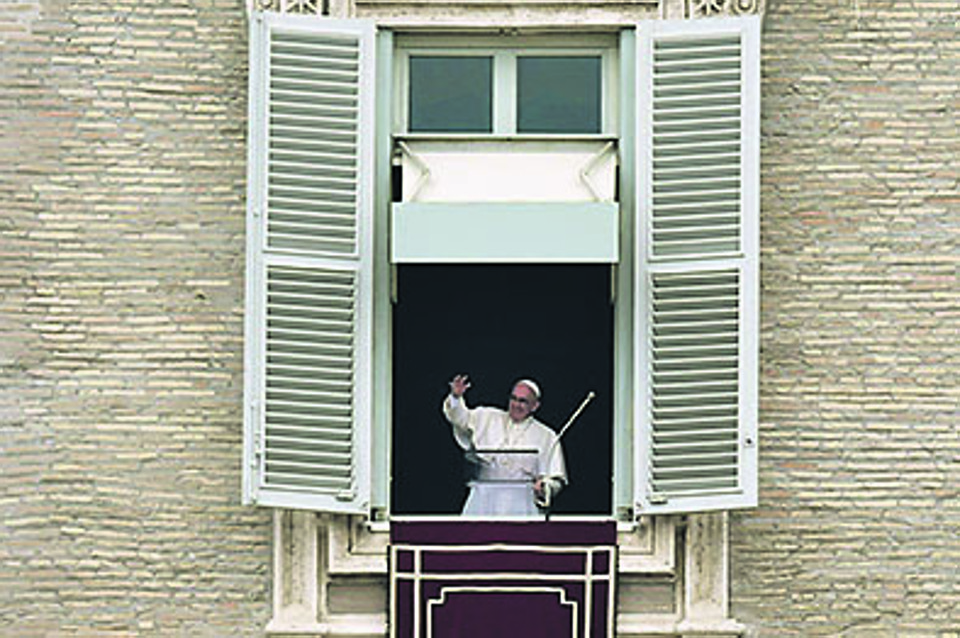 Francisco aparece na janela para rezar o primeiro Angelus do ano. | ALBERTO PIZZOLI/AFP