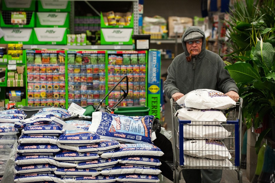 Nova-iorquinos começaram a se preparar para a grande tempestade de neve deverá chegar em Nova York na manhã de sábado | Bryan Thomas/AFP