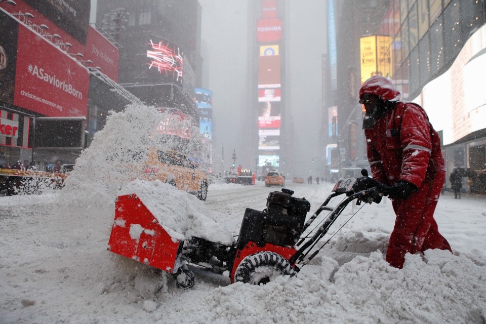 A costa leste poderá ter, ao longo do dia, 75 centímetros de queda de neve | KENA BETANCUR/AFP