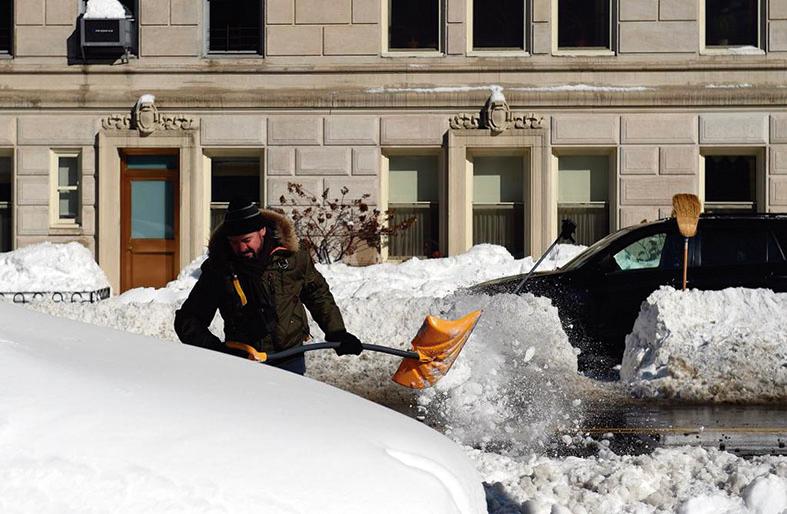 Morador de Filadélfia, que registrou mais de 60 centímetros de neve, começou por conta própria a limpeza de sua rua. | Astrid Riecken/AFP