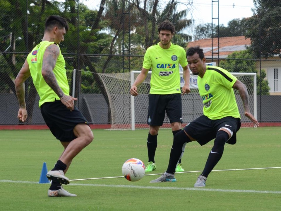 O volante João Paulo (esq.) prevê um ano de muitas cobranças no Coritiba após dois anos sem levantar uma taça. | Coritiba/Divulgação