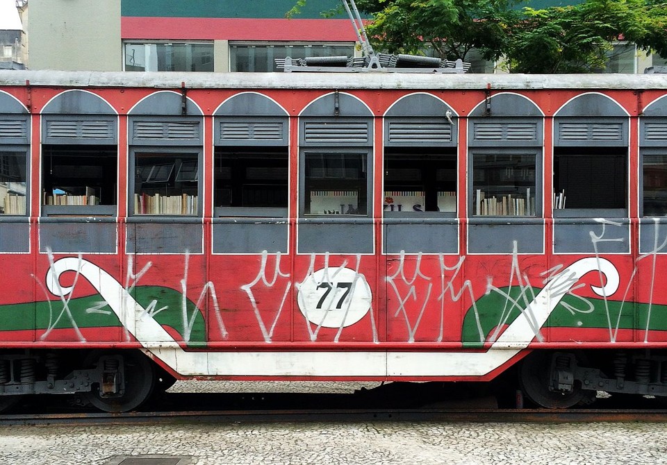 Localizado na Rua XV de Novembro, o bondinho é um espaço turístico, mas hoje divide espaço com os moradores de rua que se abrigam ali à noite | Eduardo Aguiar/Gazeta do Povo