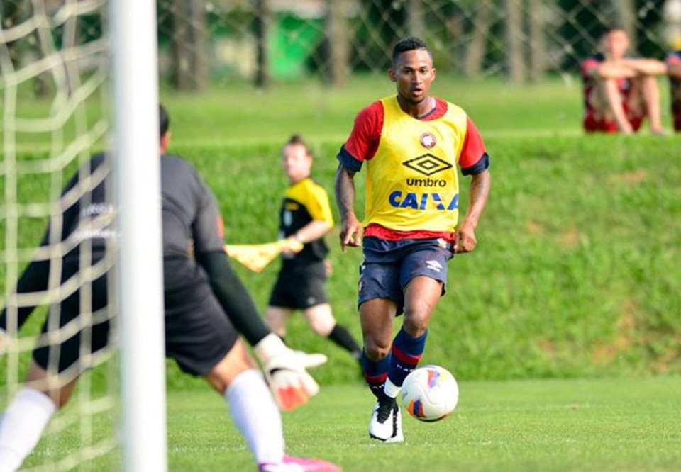 De contrato renovado, o lateral-esquerdo Eduardo foi um dos destaques do treinamento, fazendo dois gols. | Gustavo Oliveira/Site Oficial do Atlético