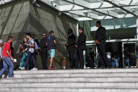Menores de idade são barrados na entrada do Shopping Palladium, em Curitiba Seguranças do shopping confirmaram à reportagem que a orientação é pedir o documento de identidade para quem aparenta ser menor de idade e não deixar passar os que estão desacompanhados | Jonathan Campos/Gazeta do Povo