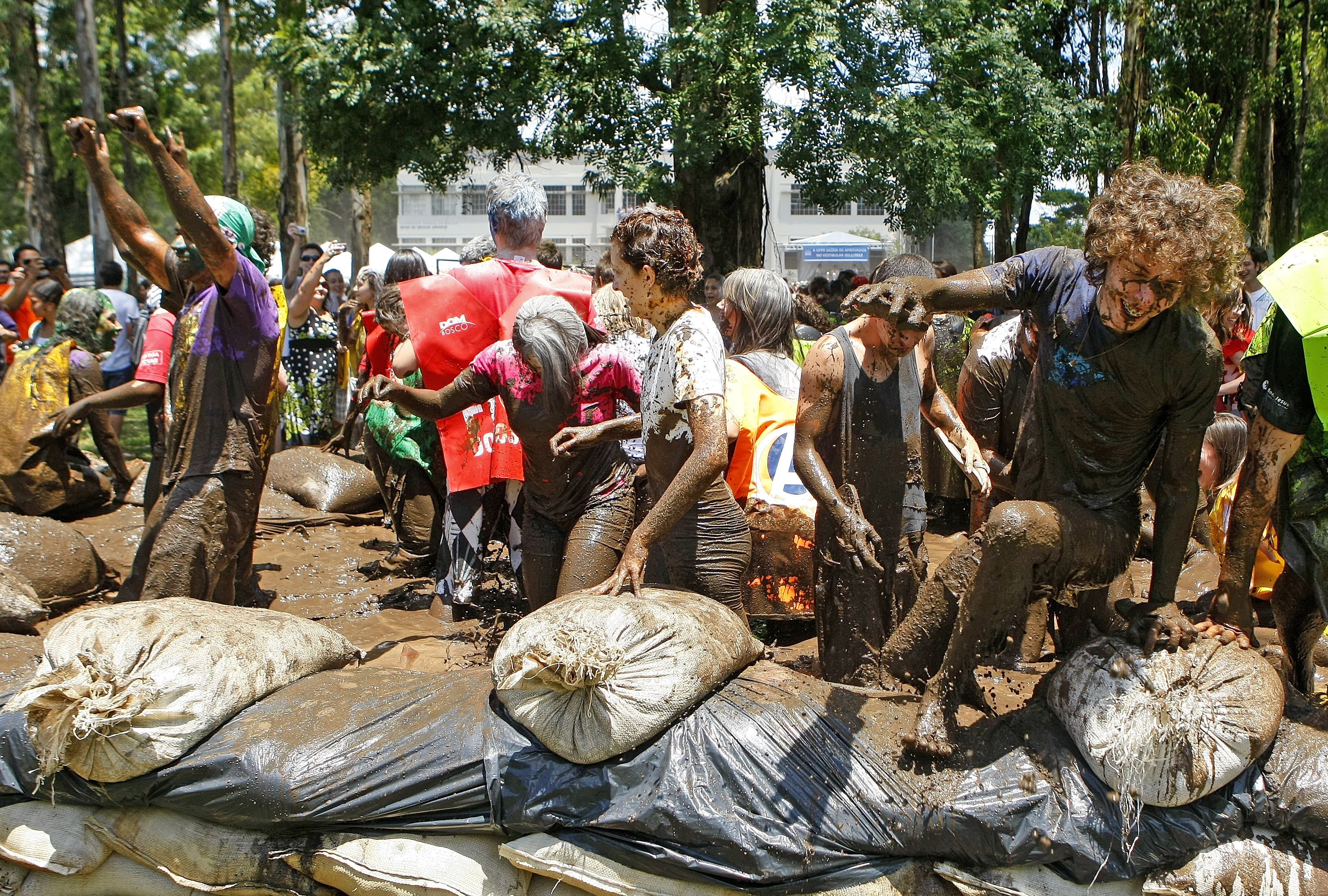 Banho de lama dos calouros da UFPR em 2015 | Hugo Harada/Gazeta do Povo