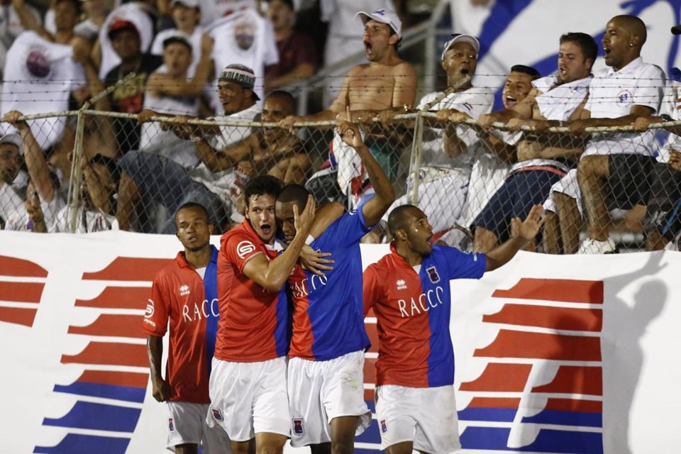 Luiz Felipe é abraçado por Alisson Brand: zagueiro marcou dois gols na goleada do Paraná sobre o Jotinha. | Hugo Harada/Gazeta do Povo