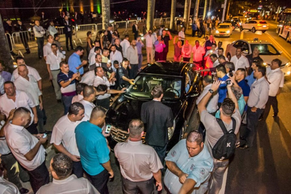 Taxistas causam tumulto em frente ao hotel Unique em São Paulo (SP), nesta quinta-feira (28) | Chello Fotógrafo/Futura Press/Folhapress/