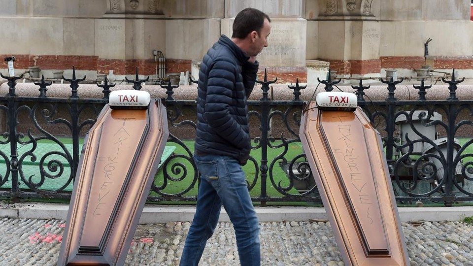 Protesto de taxistas contra o Uber em Paris. | BORIS HORVAT/AFP