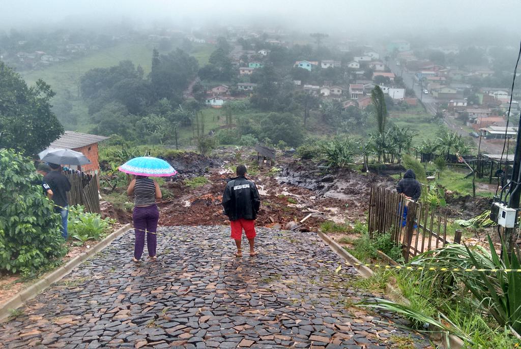 Uma rua inteira em Wenceslau Braz foi destruída pela força da chuva: cidade contabiliza prejuízos | Danilo Nichimura/Tribuna do Vale