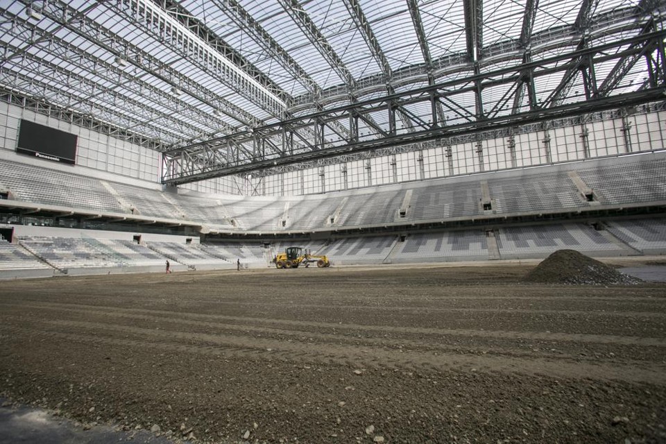 Segue trabalho de instalação da grama sintética na Arena. | Marcelo Andrade/Gazeta do Povo