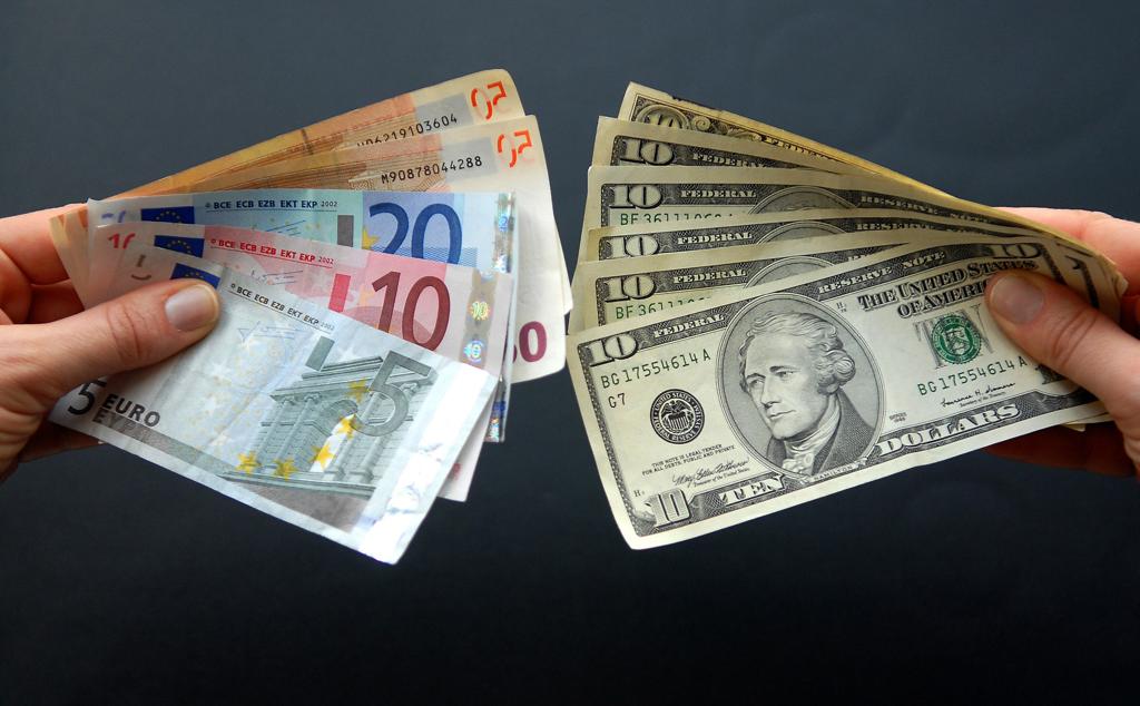 Investidor fica à mercê de variáveis externas e internas que influenciam o preço do dólar e do euro | Bertrand Langlois/AFP