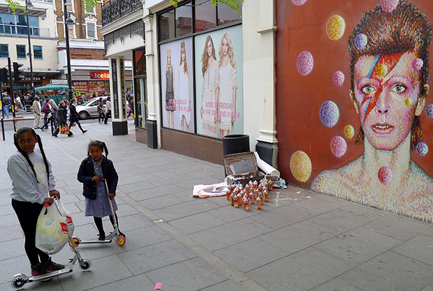 Flores e presentes de despedida foram colocados em mural no bairro de Brixton, em Londres. | Brixtonbuzz