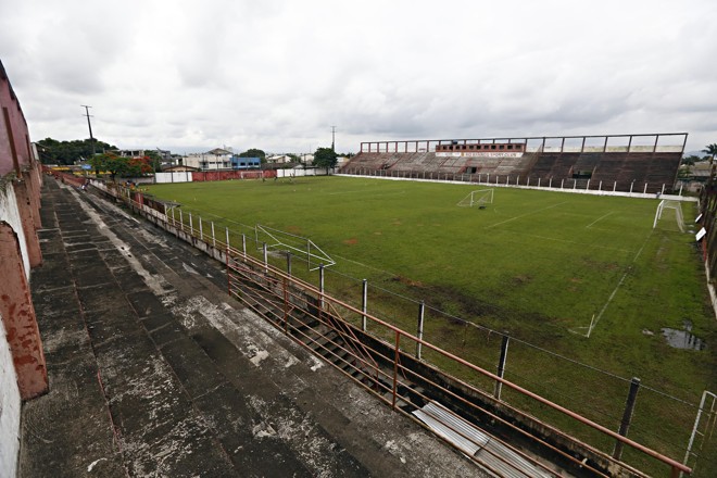 Vista geral do gramado do Estádio Nelson Medrado Dias, a Estradinha, em Paranaguá. Local tem abrigado os treinos da equipe parnanguara, que espera não repetir em 2016 a briga contra o rebaixamento que levou o time ao Torneio da Morte no ano passado. | Felipe Rosa/TRIBUNA DO PARANA