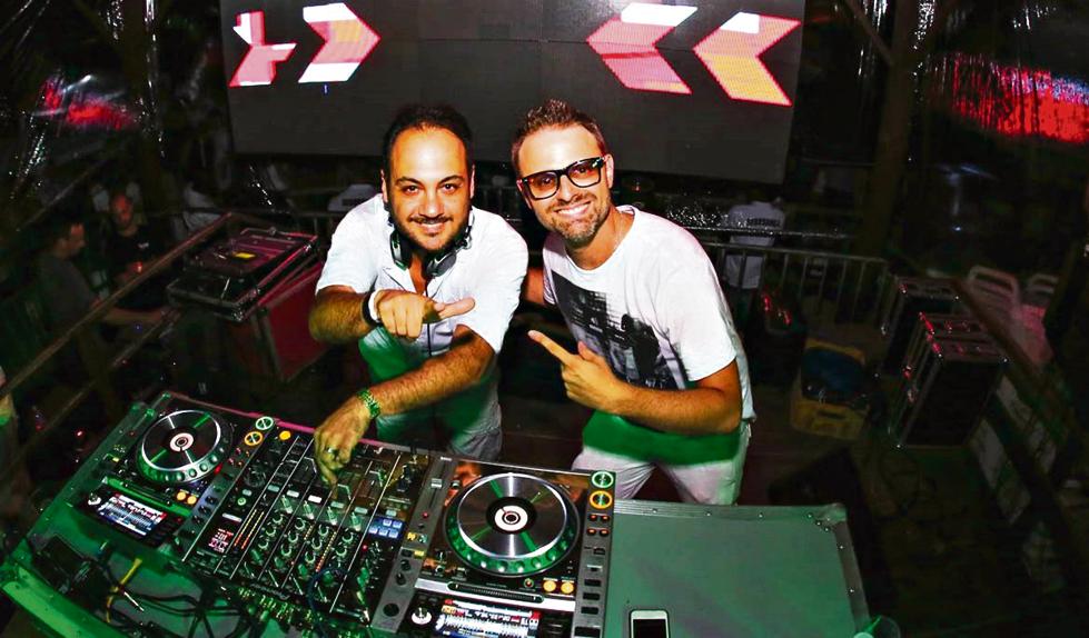 Jean Carlo e Beto Aragon, DJs residentes do Taiko – beach club pioneiro de Jurerê Internacional, em Florianópolis, com 15 anos de sucesso – comandam as últimas festas da casa nesse fim de semana. Será aberto ainda nesse verão, no mesmo local, o La Serena, também comandado pelos irmãos Leandro e Flávio Adegas. | Rodrigo Pacheco