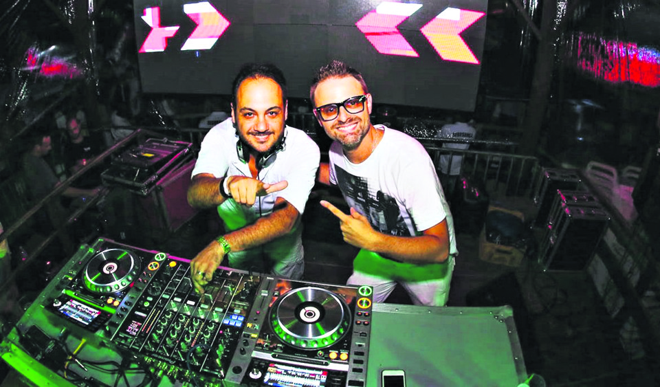 Jean Carlo e Beto Aragon, DJs residentes do Taiko – beach club pioneiro de Jurerê Internacional, em Florianópolis, com 15 anos de sucesso – comandam as últimas festas da casa nesse fim de semana. Será aberto ainda nesse verão, no mesmo local, o La Serena, também comandado pelos irmãos Leandro e Flávio Adegas. | Rodrigo Pacheco