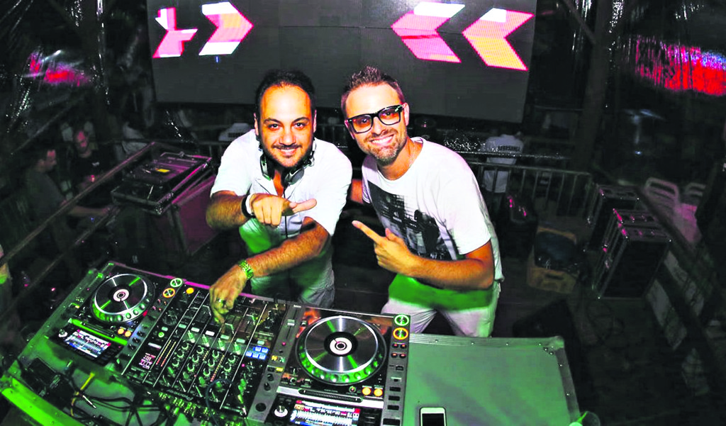 Jean Carlo e Beto Aragon, DJs residentes do Taiko – beach club pioneiro de Jurerê Internacional, em Florianópolis, com 15 anos de sucesso – comandam as últimas festas da casa nesse fim de semana. Será aberto ainda nesse verão, no mesmo local, o La Serena, também comandado pelos irmãos Leandro e Flávio Adegas.