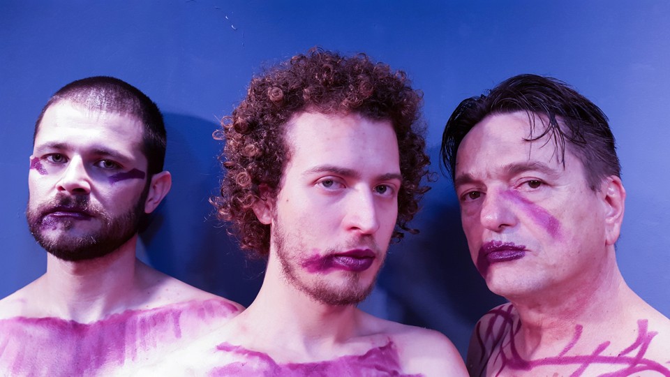 Peça traz violências e comicidades do amor O elenco: Diogo Biss (esq.), Robysom Souza e Luiz Carlos Pazello. | Divulgação