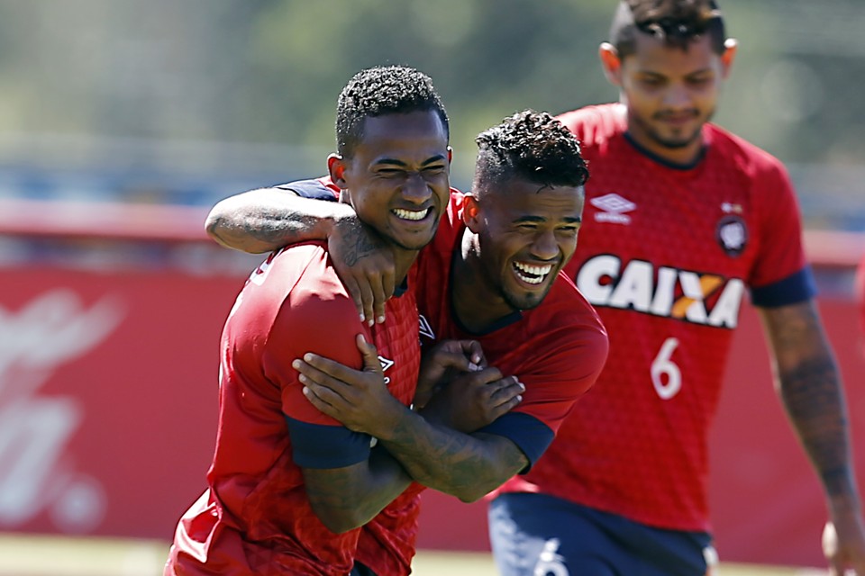 Eduardo e Léo vão disputar vaga no Atlético | Albari Rosa/Gazeta do Povo