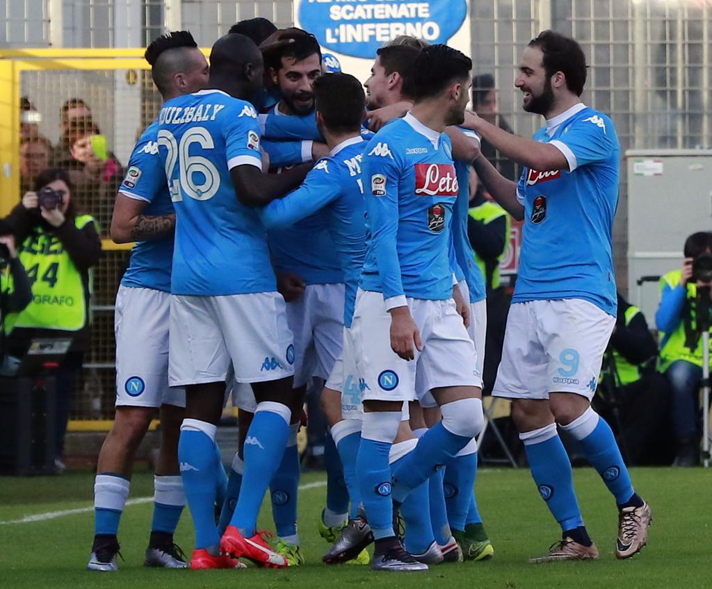 Jogadores do Napoli comemoram vitória contra o Frosione e título simbólico de “campeão do inverno” | CARLO HERMANN/AFP