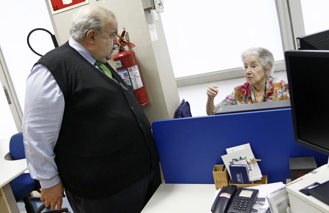 Rafael Greca em visita a redação conversando com a Dona Rosy de Sá Cardoso no jornal Gazeta do Povo | Antônio More/Gazeta do Povo