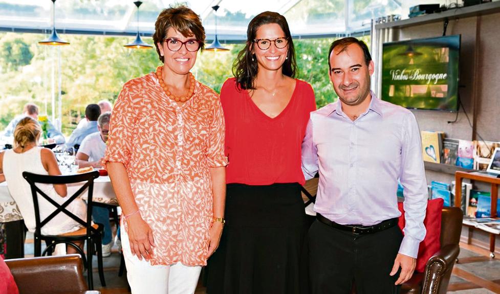 Maria Cristina Gulin e Paola Seixas Gulin, da Nomadroots, com o consultor de vinhos francês Jean Claude Cara, no evento de degustação com palestra sobre história e enogastronomia promovido terça-feira, que teve grande comparecimento de interessados no tema. | Diego Pisante
