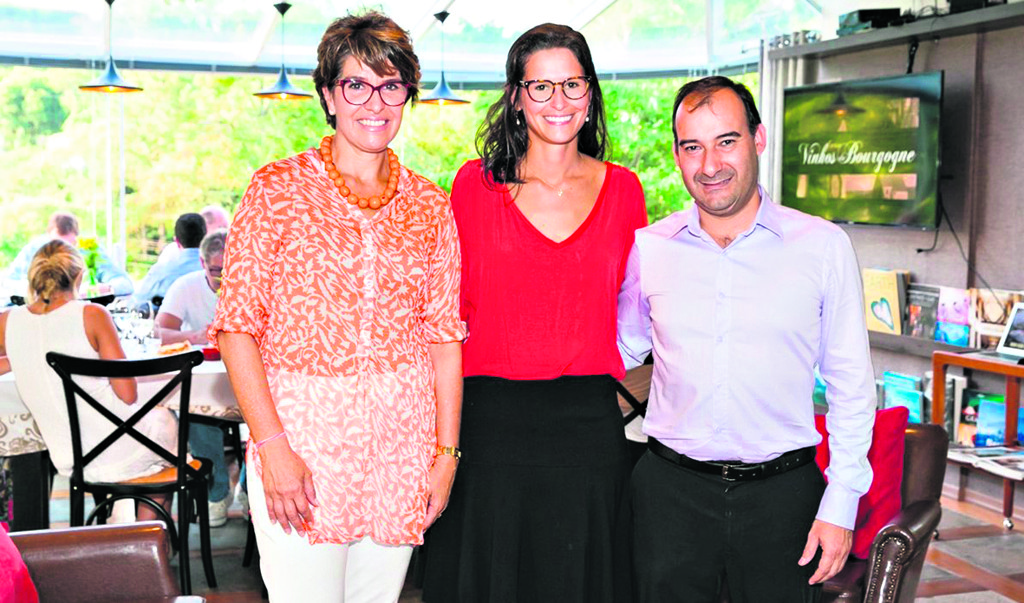 Maria Cristina Gulin e Paola Seixas Gulin, da Nomadroots, com o consultor de vinhos francês Jean Claude Cara, no evento de degustação com palestra sobre história e enogastronomia promovido terça-feira, que teve grande comparecimento de interessados no tema.