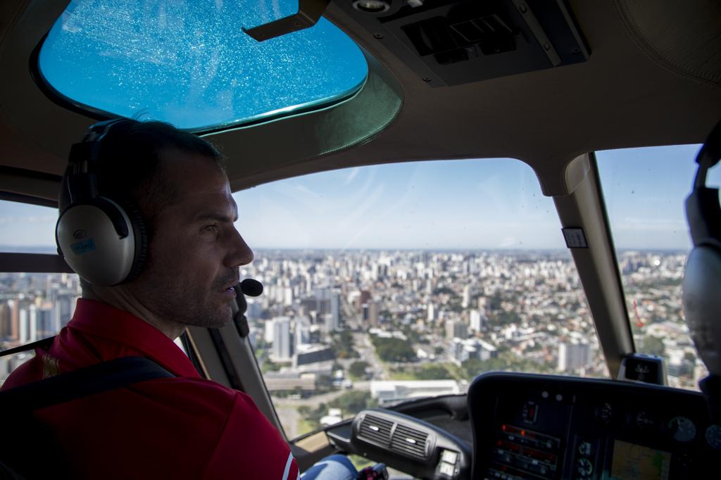 Zé Roberto nos ares: zagueiro tem brevê de piloto de helicóptero, assim como o sogro, tios e primos. | Henry Milleo/Gazeta do Povo