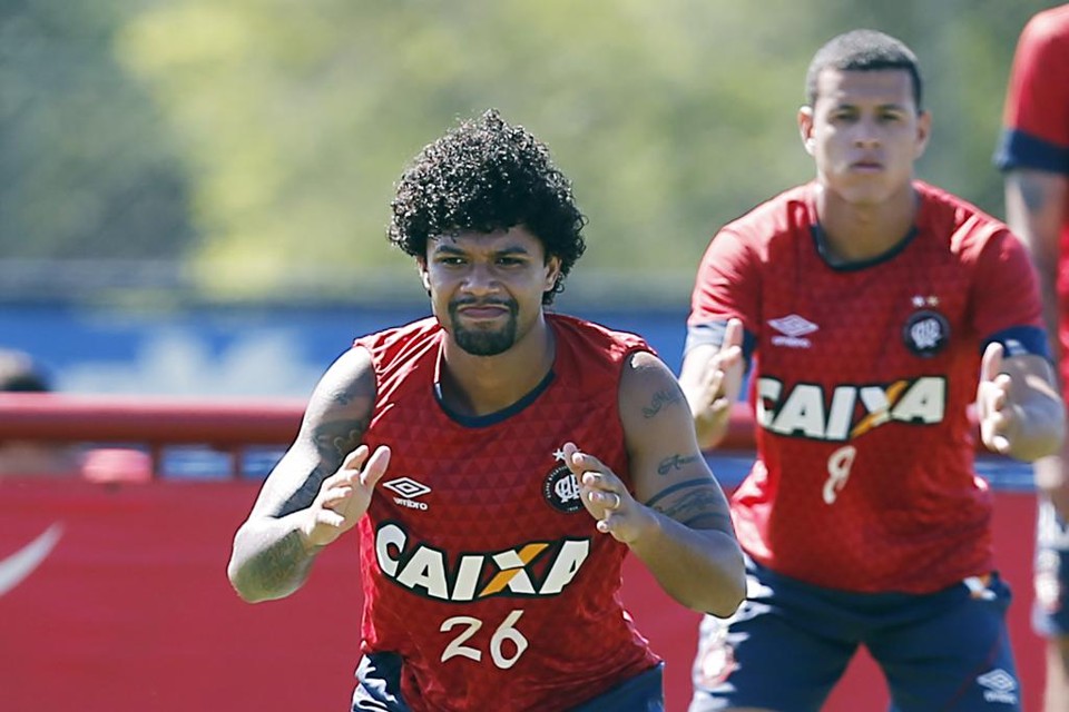 Otávio é o destaque entre os volantes do Furacão.Clube não contratou jogadores para a posição nessa temporada. | Albari Rosa/Gazeta do Povo