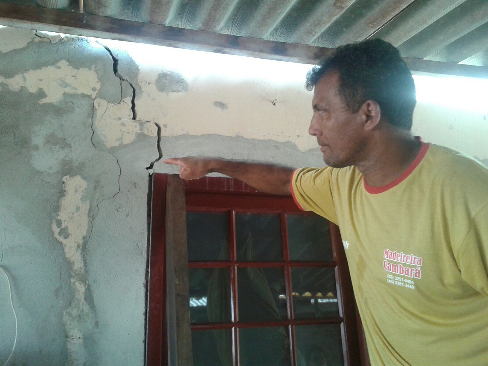 Ademir Oliveira mostra as rachaduras que apareceram na casa | Marcus Ayres/Gazeta do Povo