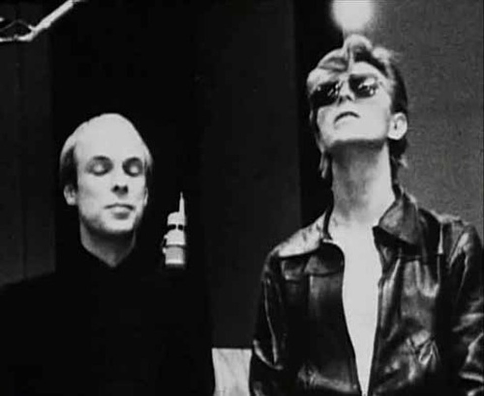Eno e Bowie nos anos 1970, época da lendária “trilogia de Berlim. | Divulgação