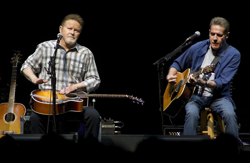 Glenn Frey (à direita), ao lado de Don Henley, durante show do Eagles em Amsterdã. | PAUL BERGEN/AFP