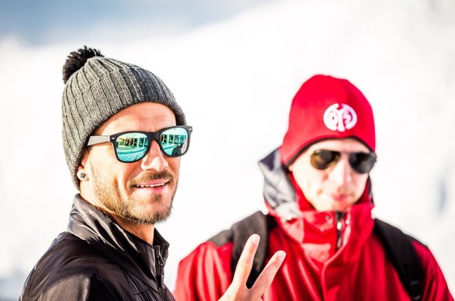 O meio-campista Danny Latza, de 26 anos, procura manter o bom astral sob a temperatura negativa dos Alpes. Ambiente incomum para jogadores de futebol. | Pascal Gertschen Twitter Mainz 05