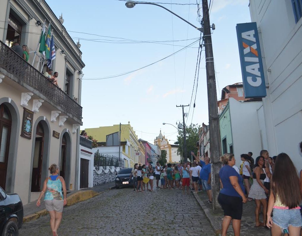 Moradores de Antonina protestaram em frente à Câmara sobre o cancelamento do caranaval. Festa foi mantida | Débora Mariotto Alves,/Gazeta do Povo