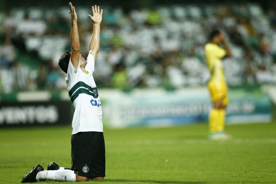 Juan comemora o segundo gol do Coritiba sobre o Cascavel: goleada de 4 a 0 e sem sustos no Couto Pereira. | Hugo Harada/Gazeta do Povo