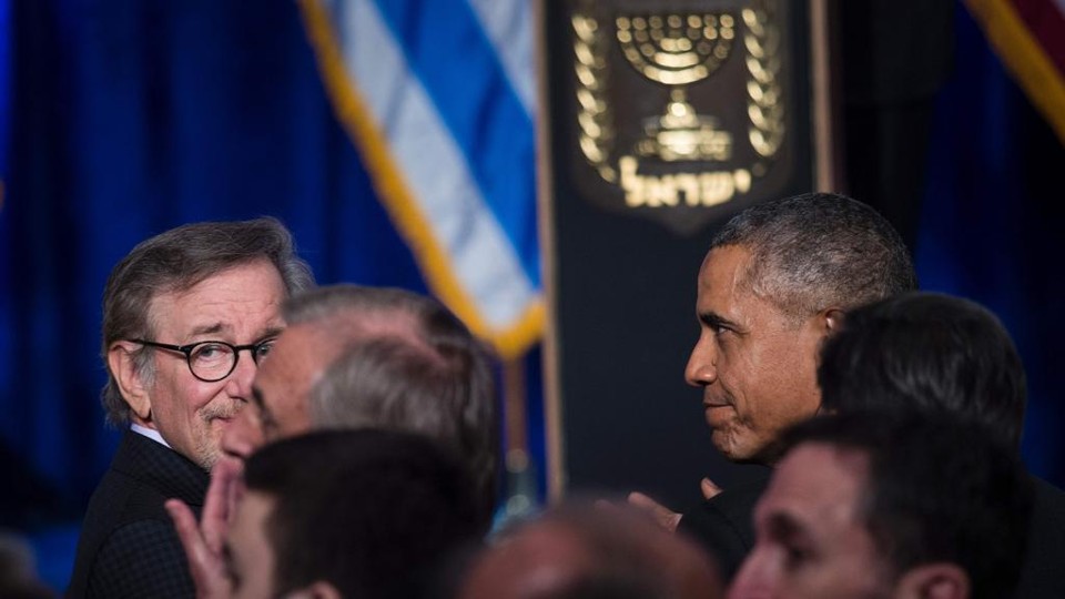 Obama ao lado do cineasta Steven Spielberg em evento na Embaixada de Israel | Brendan Smialowski/AFP