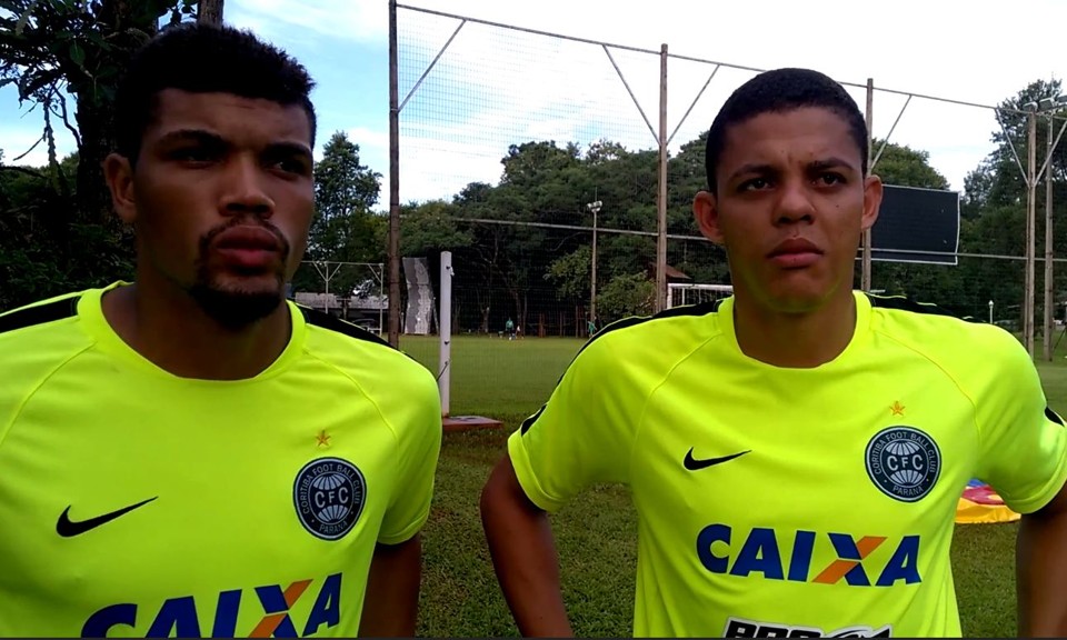 VÍDEO: formados na base do Coritiba, Juninho e Walisson Maia planejam repetir atuações de 2015 Mesmo com o ano ruim do Coritiba em 2015, dupla de zagueiros se destacou. | /