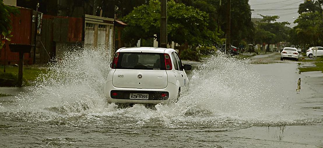 Algumas ruas foram fechadas pela água em  Matinhos. | Felipe Rosa/Gazeta do Povo