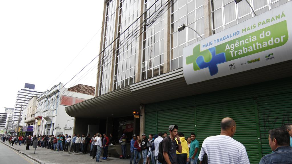 Fila na Agência do Trabalhador, em Curitiba: desemprego em alta. | Aniele Nascimento/Gazeta do Povo