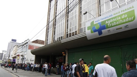 Em 2015, foram fechadas 1,5 milhão de vagas de trabalho Fila na Agência do Trabalhador, em Curitiba: desemprego em alta. | Aniele Nascimento/Gazeta do Povo