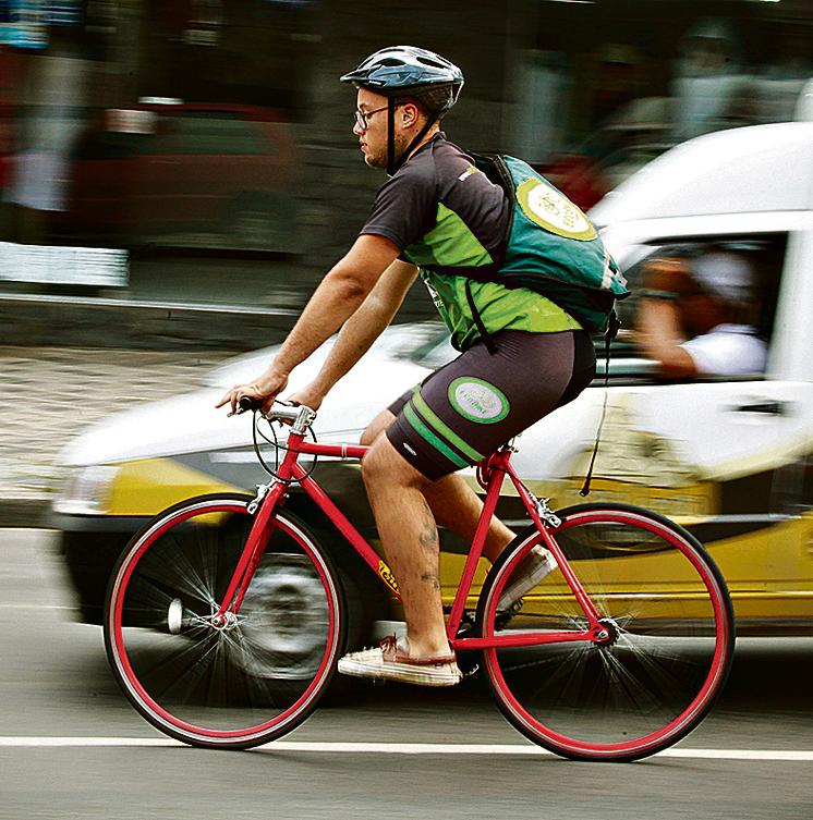 Os ciclistas da EcoBike são treinados e rodam de 70 a 100 km por dia | Daniel Castellano/Gazeta do Povo