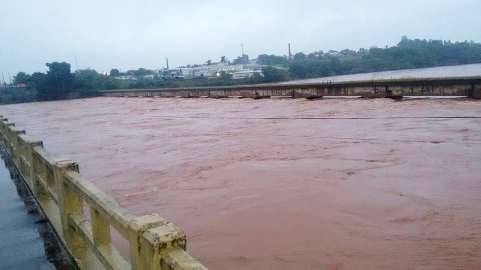 Foto desta quarta-feira (13) mostra o nível alto do Rio Tibagi na altura de Jataizinho | Divulgação/Cordenadoria da Defesa Civil do Estado do Paraná