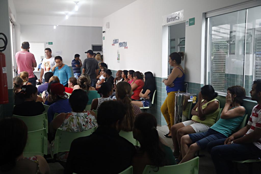 Centenas de pessoas têm procurado atendimento em Paranaguá com sintomas suspeitos de dengue. | Felipe Rosa/Gazeta do Povo