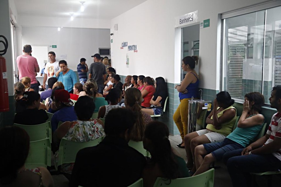 Centenas de pessoas têm procurado atendimento em Paranaguá com sintomas suspeitos de dengue. | Felipe Rosa/Gazeta do Povo